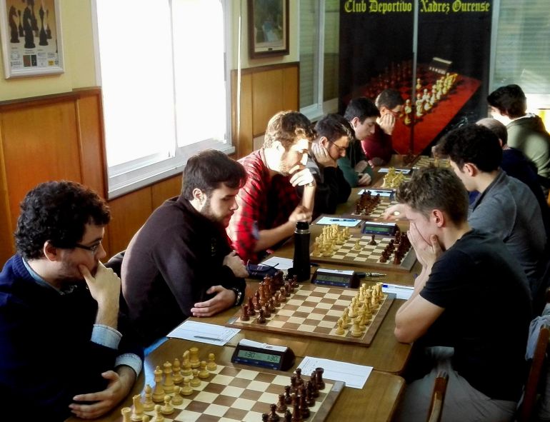 jóvenes ajedrecistas en plena competición. De esta forma comenzaba, el maestro internacional Iván Salgado.