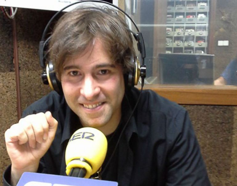 El artista Daniel minimalia en los estudios de Radio Ourense