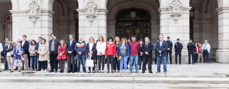 Minuto de silencio de la corporación municipal de A Coruña en condena por la violencia machista y la tragedia de Orlando