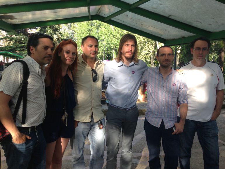Pablo ferná,dez y Luis Alege con miembros y candidatos de Unidos Podemos Palencia