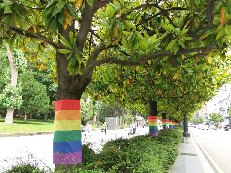 Los magnolios del Paseo de los Álamos, en el Campo de San Francisco, adornados con la bandera arcoíris con motivo de la celebración del Día del Orgullo Gay.