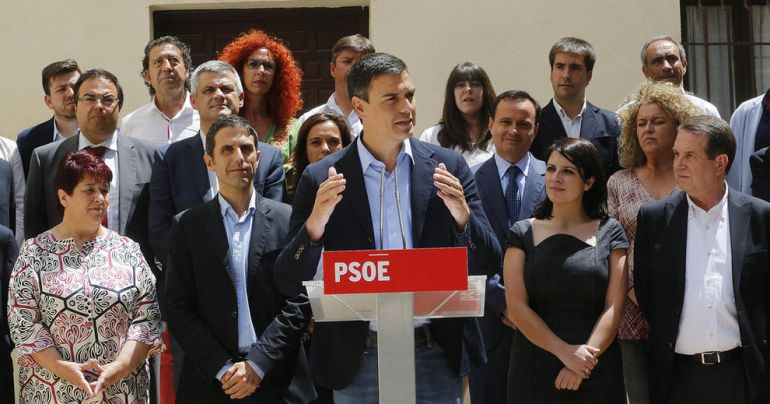 Pedro Sánchez, rodeado de líderes locales socialistas en Alcalá de Henares