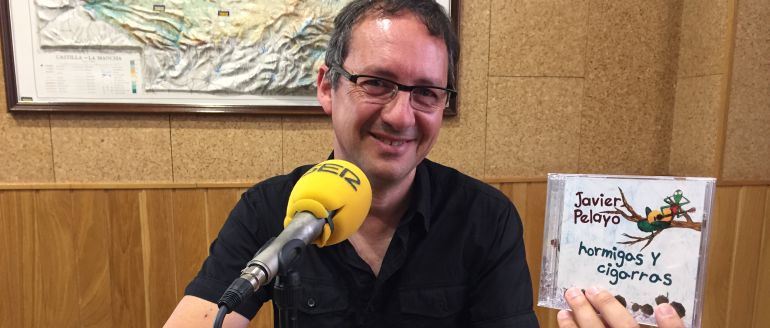 Javier Pelayo con su nuevo disco 'Hormigas y cigarras' en los estudios de SER Cuenca.