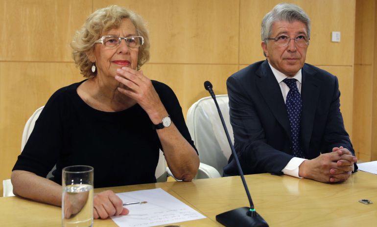 La alcaldesa de la capital, Manuela Carmena, junto al presidente del Atlético de Madrid, Enrique Cerezo, en la presentación del nuevo plan Calderón.