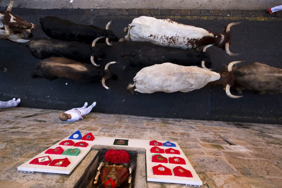 Corredores se pegan al muro mientras los toros de la ganadería Fuente Ymbro avanzan por la Cuestra de Santo Domingo. Corredores se pegan al muro mientras los toros de la ganadería Fuente Ymbro avanzan por la Cuestra de Santo Domingo.