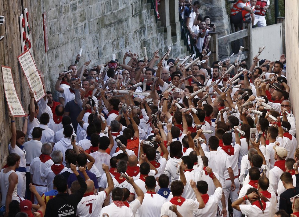 Los mozos que corren en el tramo de Santo Domingo cantan al Santo pidiendo su protección. Los mozos que corren en el tramo de Santo Domingo cantan al Santo pidiendo su protección.