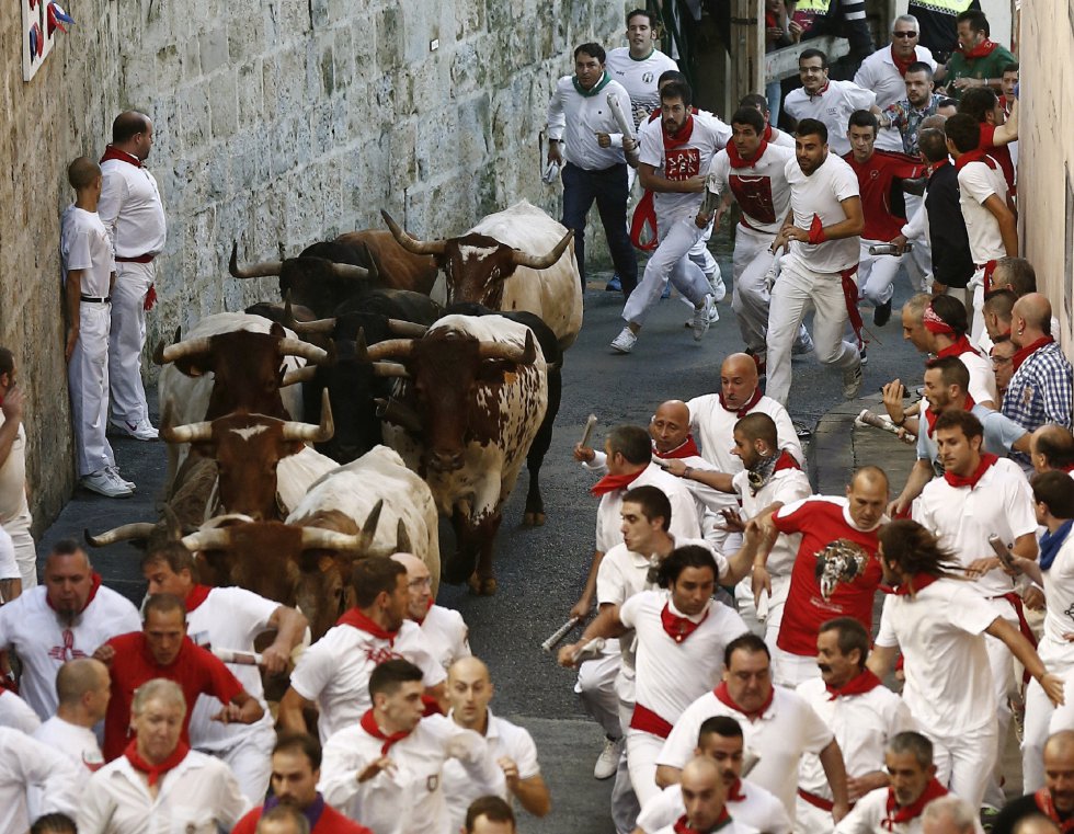 Tramo de la Cuesta de Santo Domingo, donde la manada agrupada la ha recorrido a gran velocidad, lo que ha provocado la caída de algunos corredores. Tramo de la Cuesta de Santo Domingo, donde la manada agrupada la ha recorrido a gran velocidad, lo que ha provocado la caída de algunos corredores.
