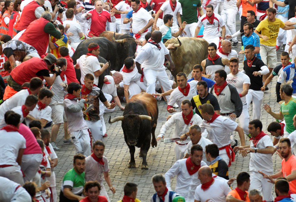 Carreras ante los astados antes de entrar en la plaza de toros. Carreras ante los astados antes de entrar en la plaza de toros.