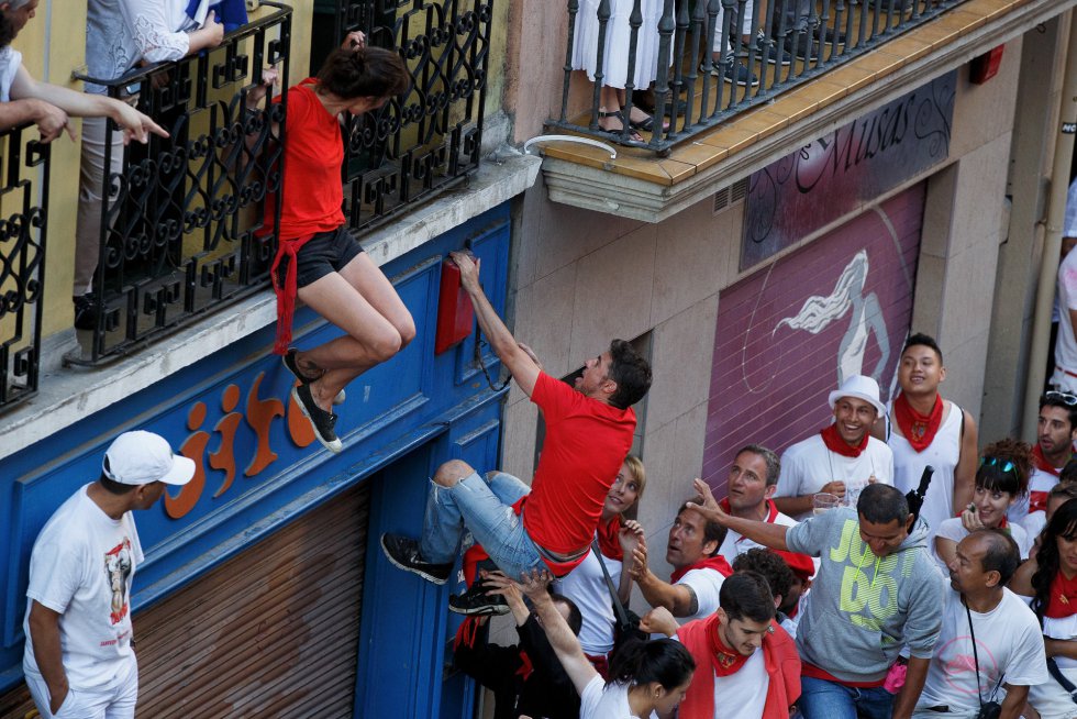 Uno de los corredores trepa a un balcón. Uno de los corredores trepa a un balcón.