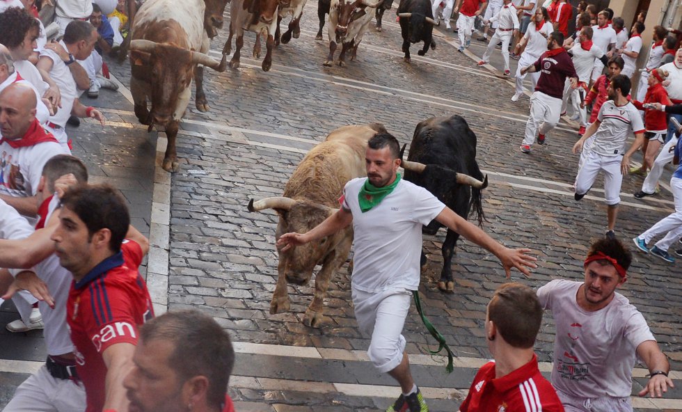 Un mozo protagoniza una de las carreras de este primer encierro. Un mozo protagoniza una de las carreras de este primer encierro.