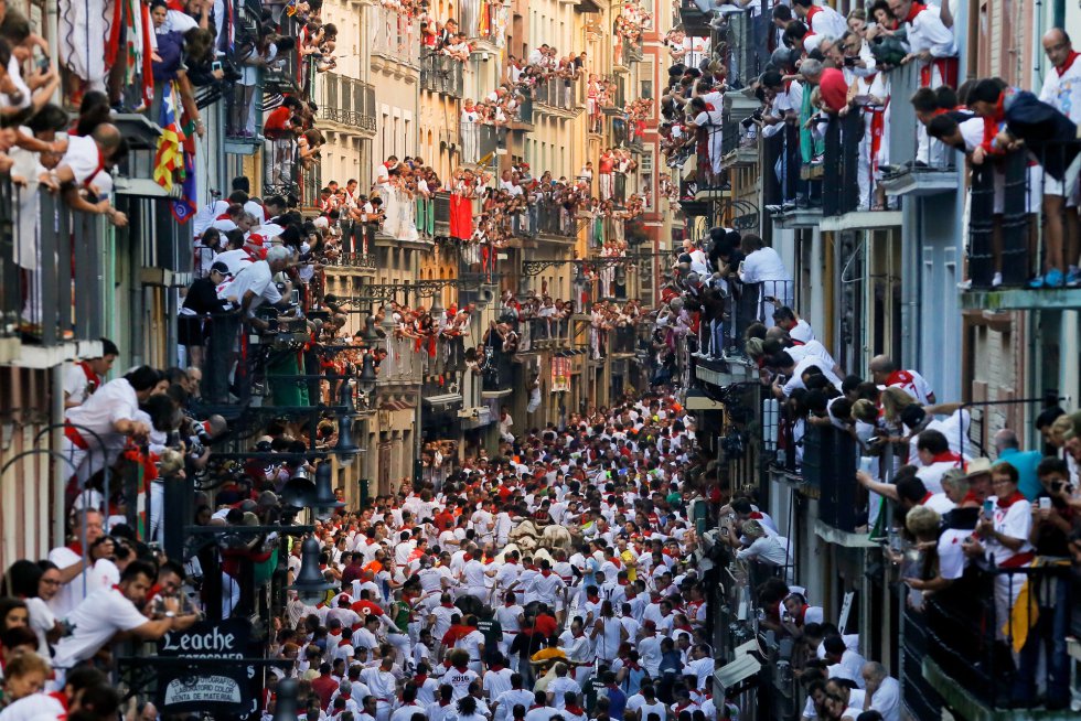 Balcones atestados en el primer encierro de los Sanfermines. Balcones atestados en el primer encierro de los Sanfermines.