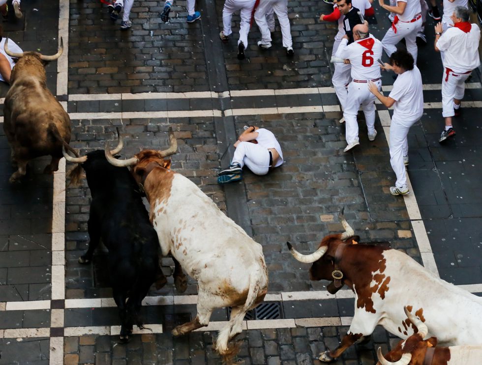 Un mozo caído ante los toros. Un mozo caído ante los toros.