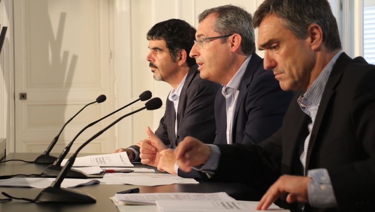 De izquierda a derecha, Goia, Olano y Fernández, durante la presentación del centro de recursos pedagógicos en derechos humanos de Aiete.