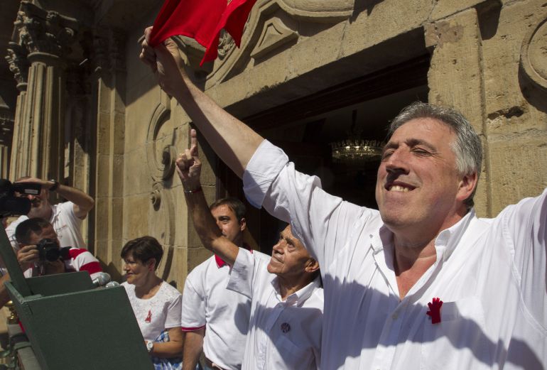 El alcalde de Pamplona, con el pin de rechazo a las agresiones sexistas, el día del chupinazo en el balcón de la casa Consistorial