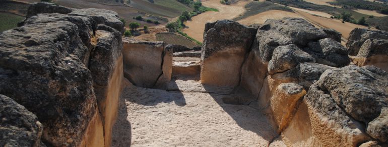 Vista general de una de las estancias del edificio singular del yacimiento de la Cava en Valle de Altomira.