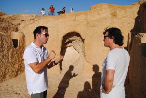 El arqueólogo Miguel Ángel Valero explica los hallazgos en el interior del edificio singular.