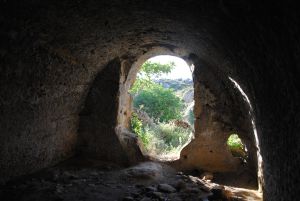 Eremitorio visigodo excavado en la roca a escasos metros de la acrópolis de la Cava.