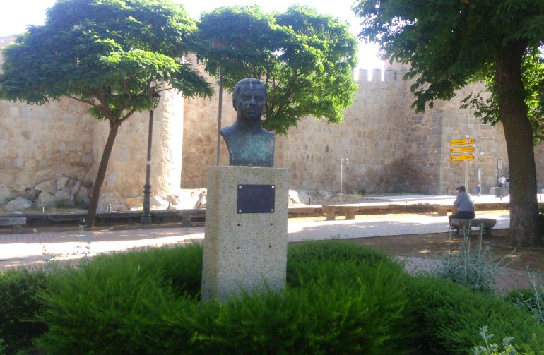 El busto de Rubén Darío situado cerca del Arco del Rastro en Ávila.