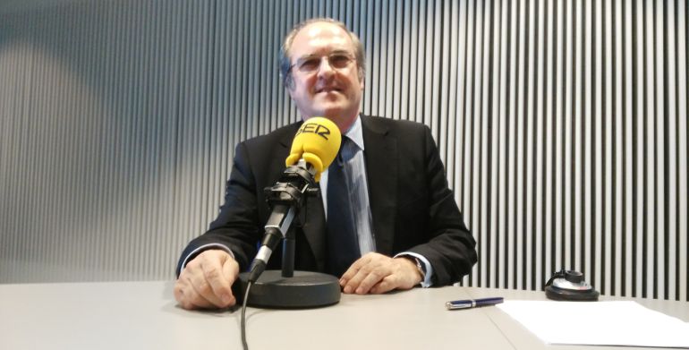 Ángel Gabilondo en los estudios de Radio Madrid
