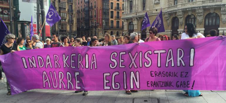 Decenas de personas protestan por el asesinato de una mujer en Bilbao