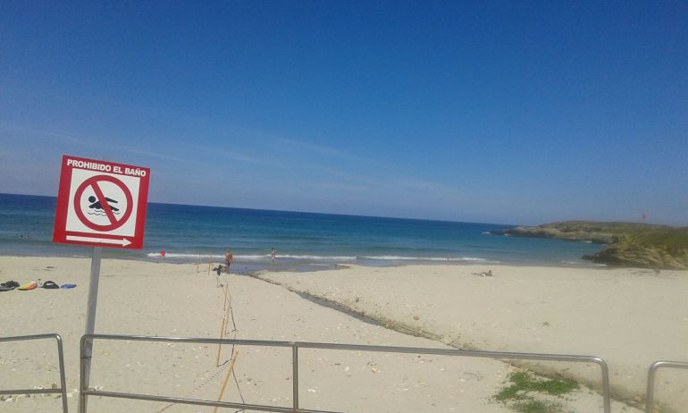 Praia de Arealonga (Barreiros), co baño prohibido