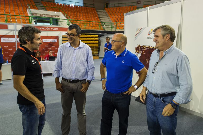 Fernando Escartín, Javier Guillén, Manuel Baltar y José Manuel Rodríguez, visitando las instalaciones de prensa de la Vuelta Ciclista a España 2016, en el Pazo Paco Paz.