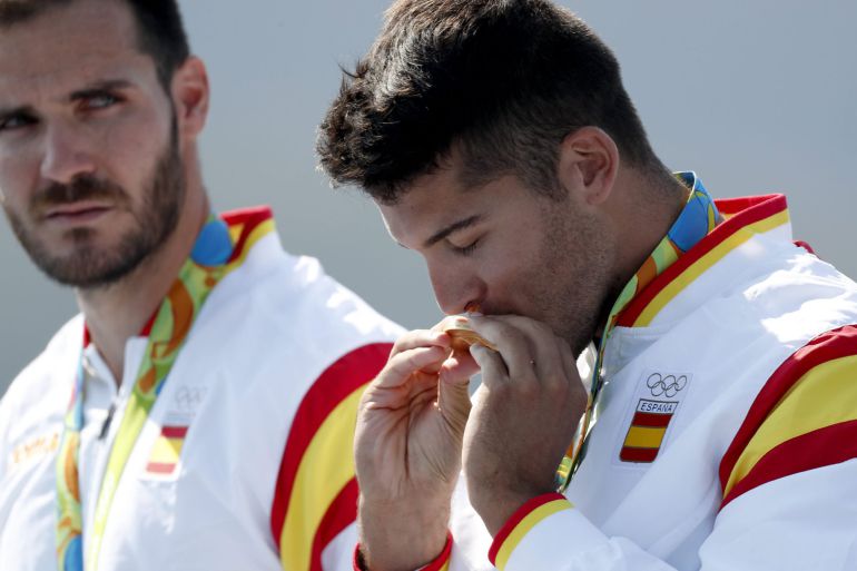 Cristian Toro besando la medalla de oro