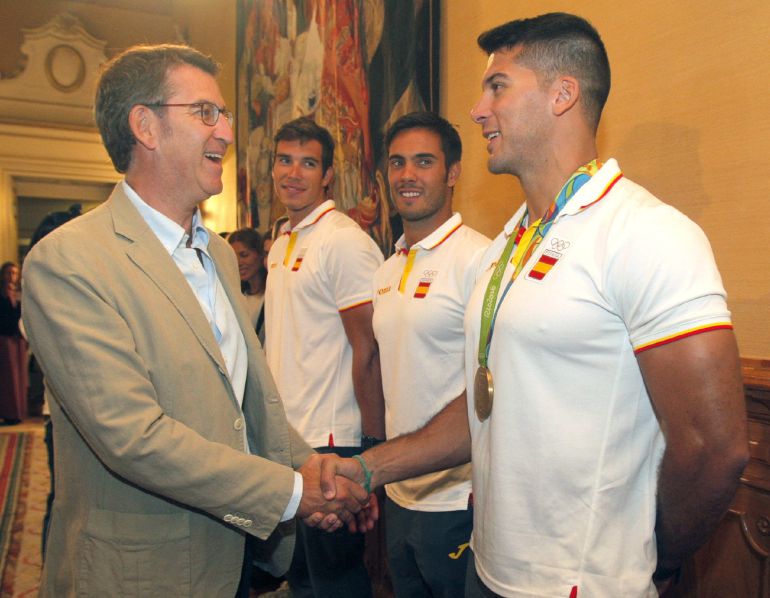 El piragüista Cristian Toro saluda al presidente de la Xunta de Galicia, Alberto Núñez Feijóo tras regresar de los Juegos Olímpicos de Río, donde se hizo con el oro en los 200 metros del K2