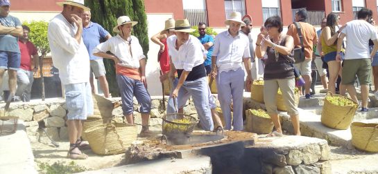 FOTOGALERÍA | El alcalde de Jesús Pobre, Javier Scotto, escalda uva en la festividad