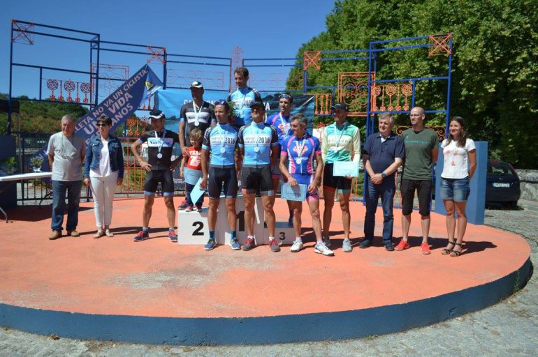 Podiun de los ganadores del Campeonato Gallego Máster de Ciclismo de Fondo en Carretera, celebrado este fin de semana en Baños de Molgas.