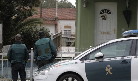 Agentes de la Guardia Civil registran en Rianxo (A Coruña) la vivienda del hombre que ha sido detenido por un intento de secuestro y agresión sexual en la localidad de Boiro hace unos días y que figura en la lista de sospechosos de la desaparición de Diana Quer.