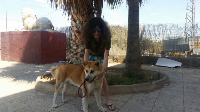La perra Maya y su dueña Sandra tras ser dada de alta del Hospital de Elda 