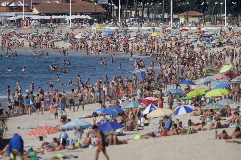 La playa de Samil en Vigo llena de bañistas debido a las altas temperaturas en esta ola de calor