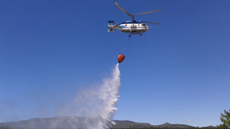 Un helicóptero Kamov realiza una descarga en un incendio forestal 
