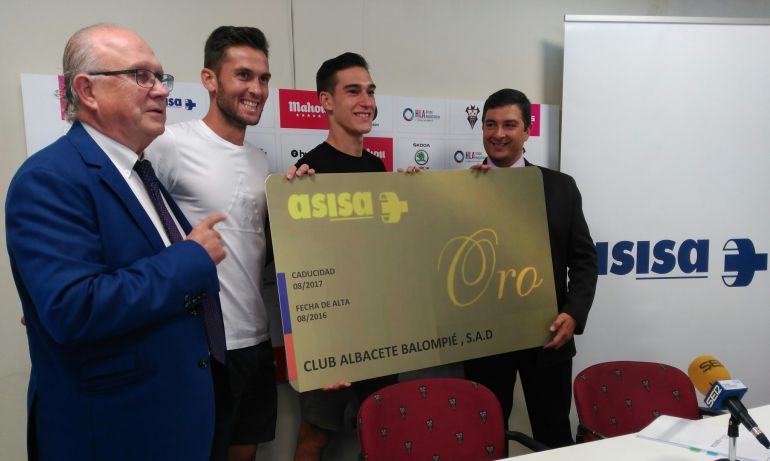 ASISA entrega su tarjeta sanitaria a los jugadores del Albacete Balompié
