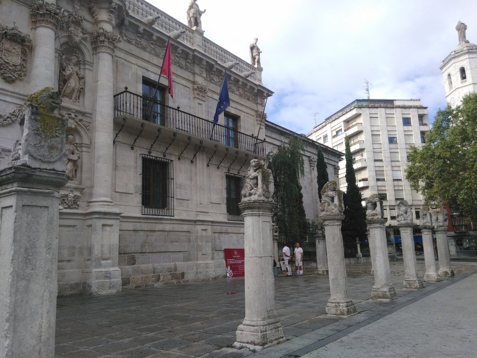 Leones de la Universidad de Valladolid en la Plaza de la Universidad antes de empezar la restauración Leones de la Universidad de Valladolid en la Plaza de la Universidad antes de empezar la restauración