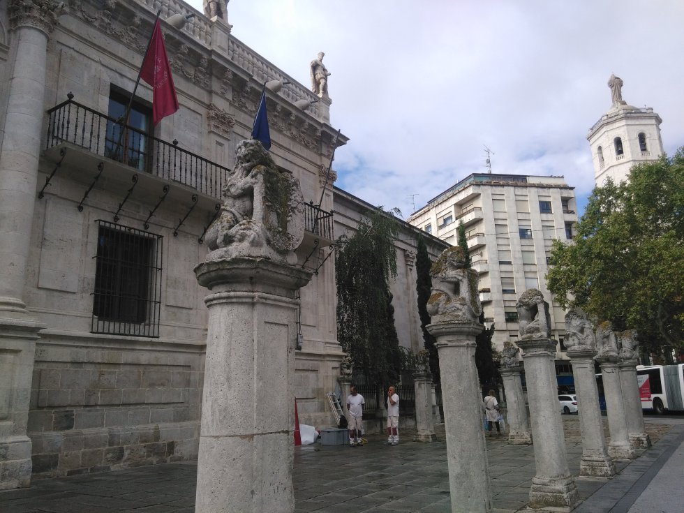 Leones de la Universidad de Valladolid en la Plaza de la Universidad antes de empezar la restauración Leones de la Universidad de Valladolid en la Plaza de la Universidad antes de empezar la restauración