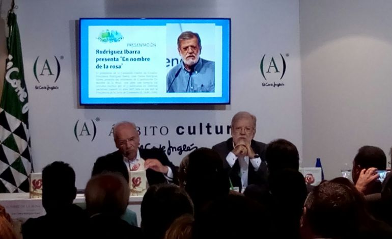 Alfonso Guerra y Juan Carlos Rodríguez Ibarra en la presentación del libro del expresidente extremeño