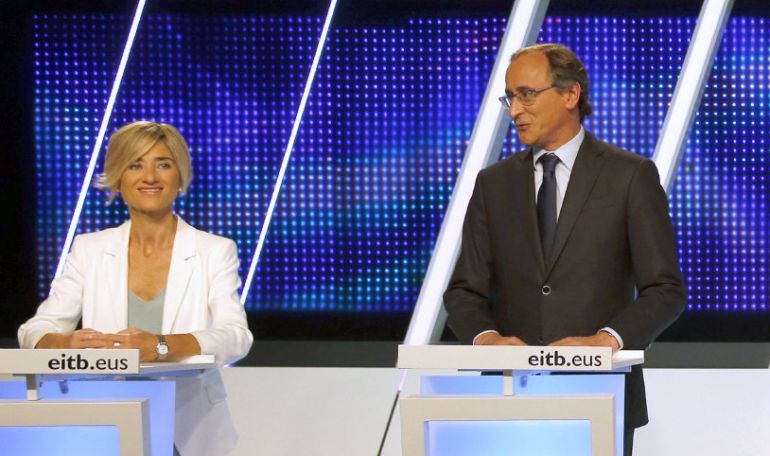 Los candidatos a lehendakari de Podemos, Pili Zabala (i) y PP, Alfonso Alonso (derecha), durante el debate este jueves