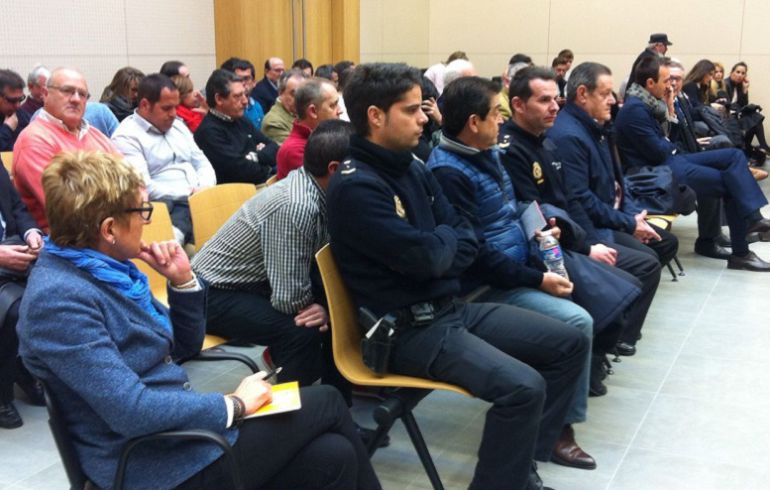 La exalcaldesa de La Muela, María Victoria Pinilla (a la izda) sentada junto al resto de encausados en el juicio de la "Operación Molinos". 
