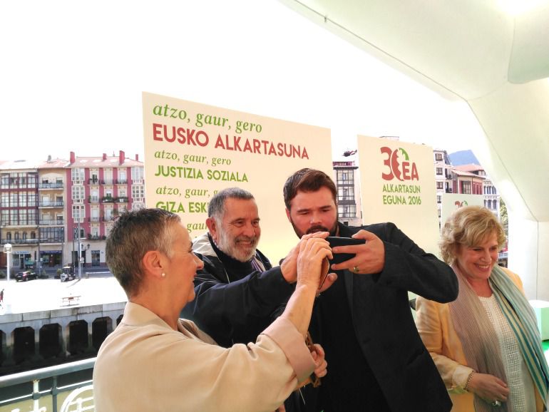 Gabriel Rufian se hace un selfie con asistentes al Alkartasun Eguna celebrado en Bilbao
