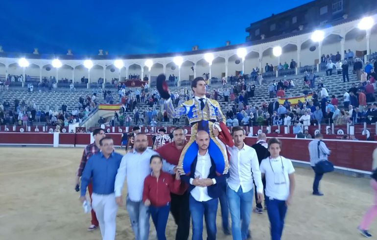 Rubén Pinar saliendo a hombros de la plaza de toros de Albacete