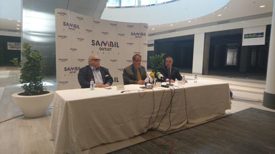 Arnold Moreno, director del centro, junto a Alfred y Roberto Cohen, de la empresa Sambil