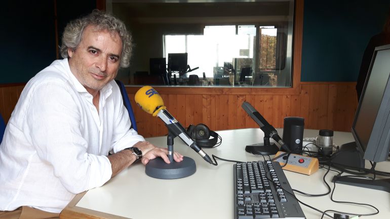 Ildefonso Falcones en el estudio de la Cadena Ser en Cantabria