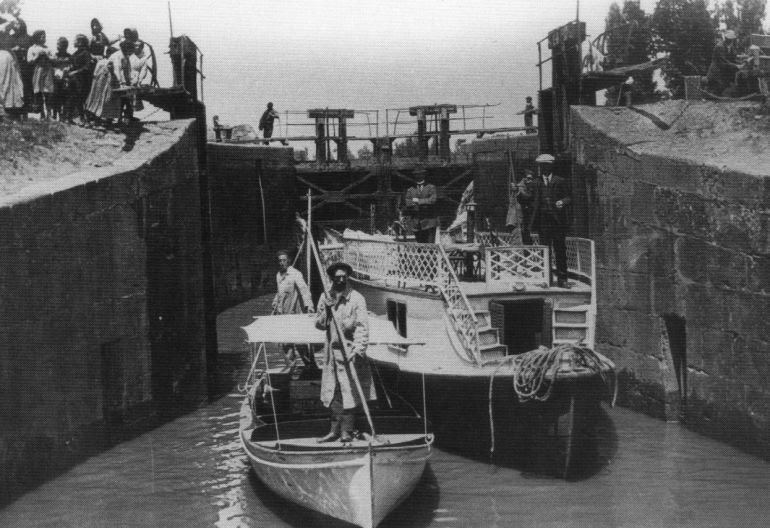Antiguas barcazas en el Canal de Castilla