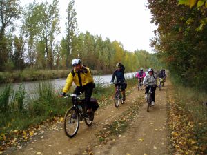 Ciclistas por el Canal