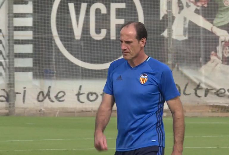 Voro dirige el entrenamiento del Valencia