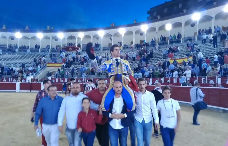 Rubén Pinar, a hombros en la plaza de toros de Albacete, hace unas semanas