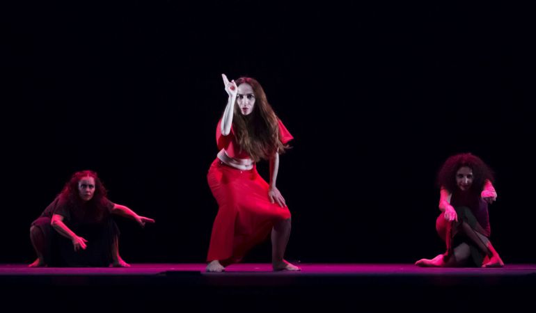 La bailaora Isabel Bayón durante el espectáculo "Dju-Dju", dirigido por el bailaor y coreógrafo Israel Galván. 