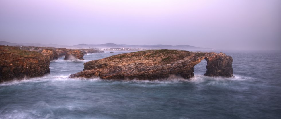 La marea alta cubre los monumentos de piedra erosionados por el agua La marea alta cubre los monumentos de piedra erosionados por el agua